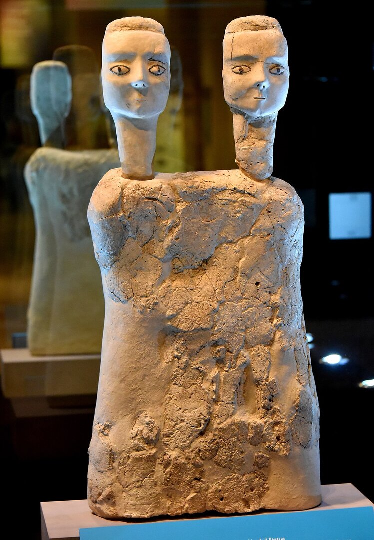 1280px-Two-headed_statue_from_Ain_Ghazal,_Jordan_Museum,_Amman.jpg