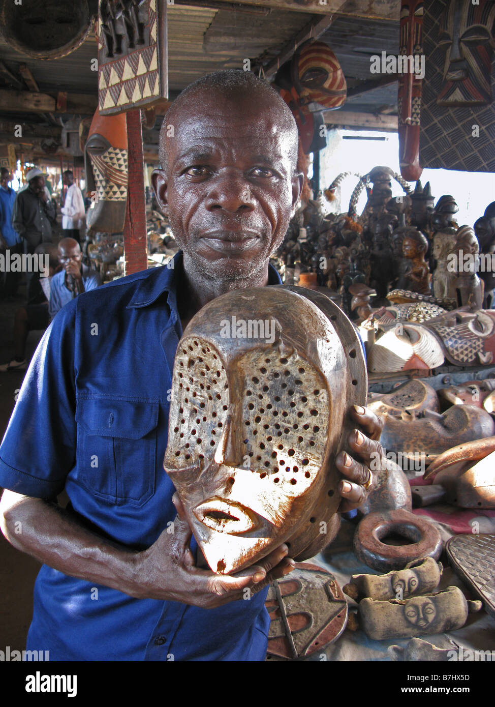 elderly-african-man-selling-congolese-traditional-masks-in-old-antiques-B7HX5D-485270633.jpg