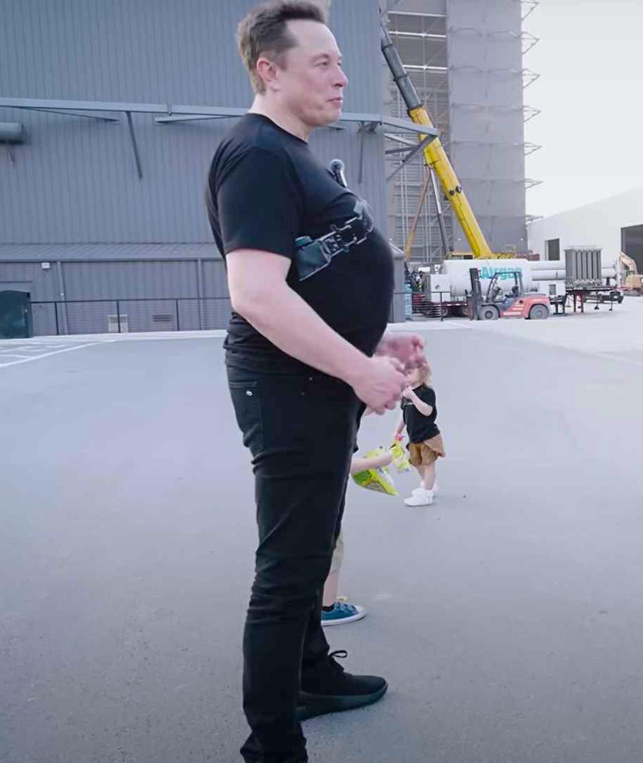 elon-musks-body-type-v0-ae1fbsdl729d1.jpeg