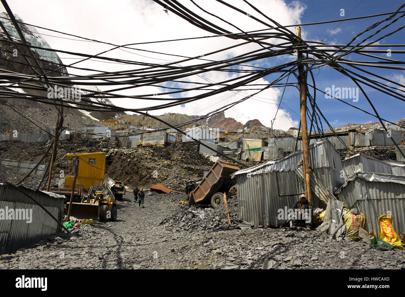la-rinconada-a-gold-mining-town-in-the-andes-peru-located-at-over-HWCAXD-1456547527.jpg