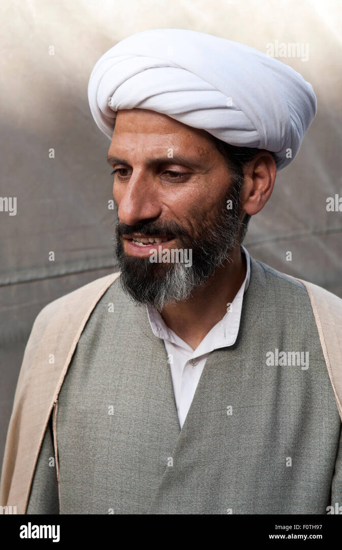 portrait-persian-iranian-man-with-a-white-turban-mullah-qom-iran-F0TH97-676927208.jpg